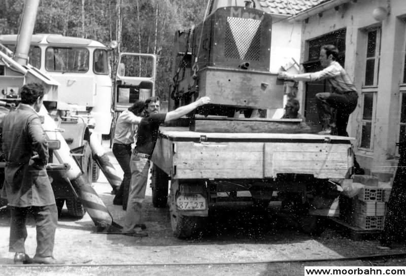 Aufnahme vom Abbau und Abtransport der Moorbahn im August 1982. 